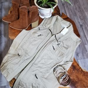 Sharp Christopher and banks tan vest NWT size MED.